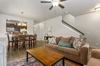 Image de Spacieuse maison moderne sur coin tranquille
