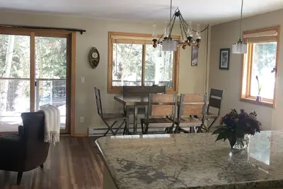 Image de Cozy Creekside Condo (niveau du sol, unité de fin)