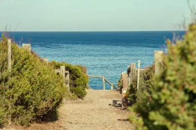 Image de Back Beach Hideaway - Cheminée confortable!