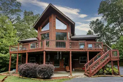 Image de Cabane en rondins personnalisée avec vue toute l'année! Hot Tub & Gameroom!