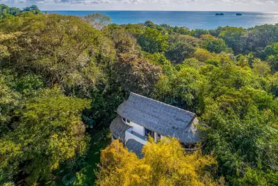 Image de Condo au rez-de-chaussée avec emplacement idéal près de la plage et des restaurants