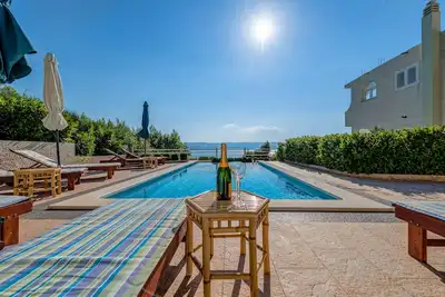 Image de Appartement de luxe A1 avec piscine et vue sur la mer