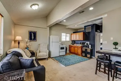 Image de 1br Downtown Townhome | Lit king, à 5 min des magasins