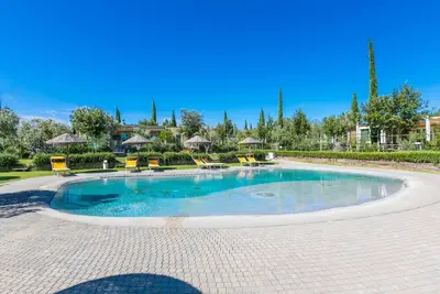 Image de Maison de vacances privée avec bain à remous, climatisation, piscine, Wifi, Tv, patio, parking