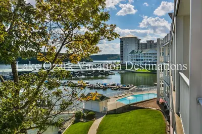 Image de Elégant Lakefront Parkview Bay Condo près de la piscine de magnifiques vues sur le parc, Wi-Fi