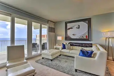 Image de Condo Pcb moderne face à la mer avec vue sur le balcon