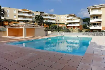 Image de Joli appartement pour 4 personnes avec Wifi, piscine, climatisation, Tv et terrasse