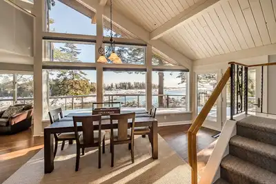 Image de \"Morningside\" Belle maison au bord de l'eau, c'est l'endroit idéal pour les escapades d'hiver
