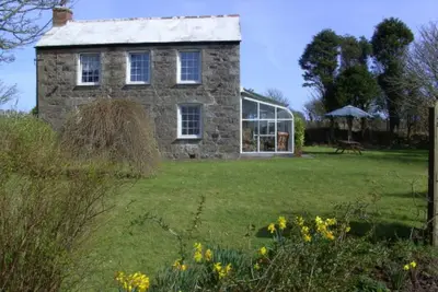 Image de Cottage traditionnel Cornish Avec Certaines vues sur la mer Coverack, Cornouailles, Angleterre