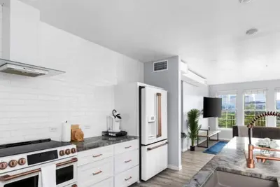 Image de Absolument merveilleux, 8 Bdrm - 22 lits - vue magnifique avec terrasse sur le toit et piscine