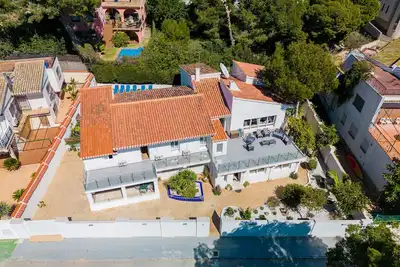 Image de Luxueux, spacieuse villa de 8 lits avec 4 salles de bains et une grande piscine à proximité de la plage