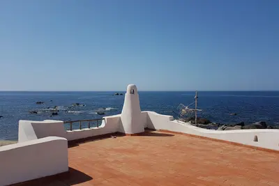 Image de Position dominante de la maison sur la mer avec jardin