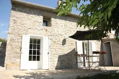 Image de Maison individuelle  en pierre - climatisée -  jardinet ombragé  (2 personnes)