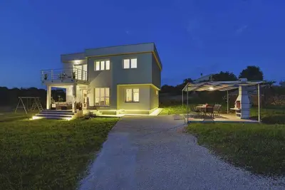 Image de Villa avec piscine hors sol dans grand jardin
