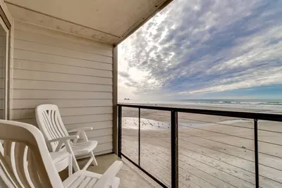 Image de Condo en bord de mer w / une cuisine complète, balcon et vue panoramique sur la mer