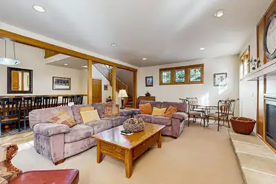 Image de Luxueuse maison près du Sharc & Village avec bain à remous privé, commodités de la station!