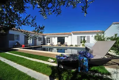 A 5min à pied de la plage nord, villa moderne avec piscine privée chauffée