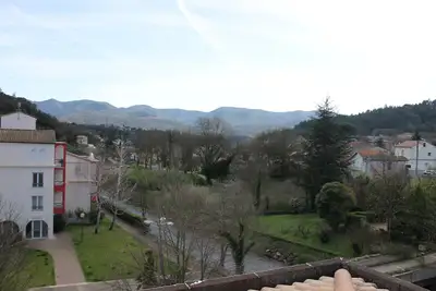 Image de appartement confortable et ensoleillé avec grande terrasse et vue sur la montagn