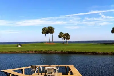 Image de Superbe vue sur la baie - 2 ch + Loft avec 2 lits supplémentaires + voiturette de golf +
