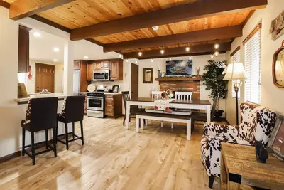 Image de Comfy Bear Cabin: Luxe! Jacuzzi extérieur! Table de billard! Bbq au propane! Roku, câble et WiFi!