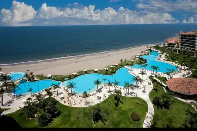 Image de Luxe sur la plage au Bay View Grand - Emplacement! Lieu! Lieu!
