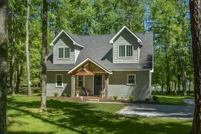 Image de Captivant chalet de 2 chambres offre un bord de lac incroyable avec un quai privé!
