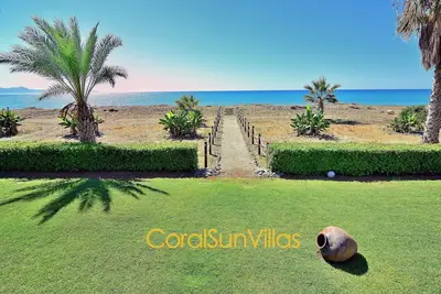 Image de Directement sur la plage de sable (30m), impressionnante villa, vues exceptionnelles, intimité
