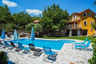 Image de Belle villa en pierre entièrement clos avec grande piscine près de Makarska