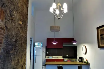 Image de À seulement 3 pâtés de maisons de la cathédrale, entièrement restaurée, de hauts plafonds et des finitions modernes.