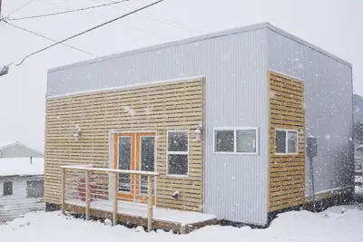 Image de Tout Neuf, SITUÉ Centralement Un Bloc De Np Jaune.