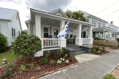 Image de Bungalow classique avec vue sur l'eau, chien amical et 3 pâtés de maisons du centre-ville