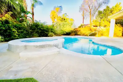 Image de Un élégant Palm Desert Home, un excellent prix par nuit!