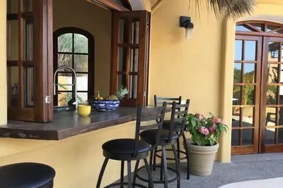 Belle maison de vacances avec vue sur l'océan nichée dans la jungle avec une piscine
