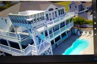 Image de Maison de 5 chambres avec grande piscine, espace de divertissement extérieur, salle de jeux et salle de médias