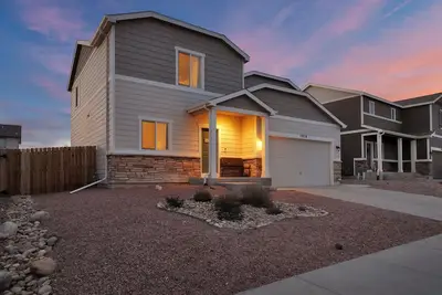 Image de ★ Awesome New Home ★ Grand quartier ★ Près de la nourriture et de l'amusement ★ Conçu avec vous à l'esprit ★