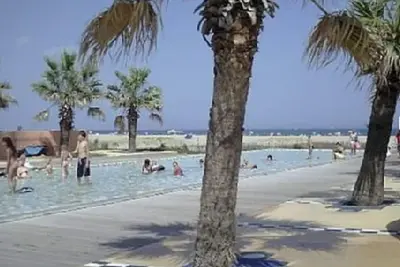 Image de bord de plage piscine wifi et parking privée