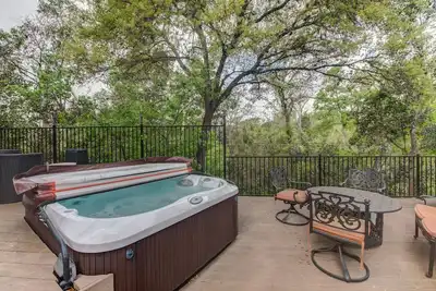 Image de 30+ jours de location, environnement calme, terrasse et jacuzzi, près du golf