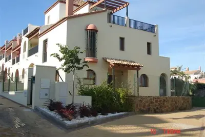 Image de Belle maison de ville de 3 chambres et 2 salles de bains dans un complexe privé fermé et WiFi gratuit