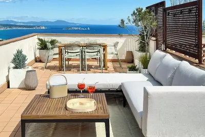 Begur Sunset, 2 bedroom loft close to the center of Begur. With terrace and gorgeous sea views (H42)
