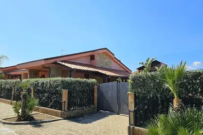 Image de Lumineuse Villa MÉDITERRANÉENNE Avec Terrasse Et Jardin À 50 MÈTRES De La Mer