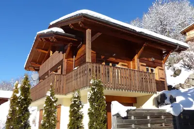 Image de Le chalet traditionnel, dort 10, l'emplacement ensoleillé avec les belles vues