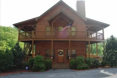 Elite Mountain Top Cabin! 4bdrm / 4bath. Spa avec vue sur la montagne. Enveloppez les porches