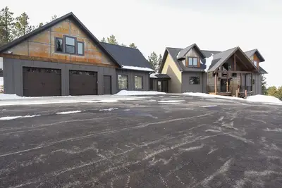 Image de À Voir - 6 Br, 4900 Sq. Ft, tout neuf, unique en son genre, près de Deadwood