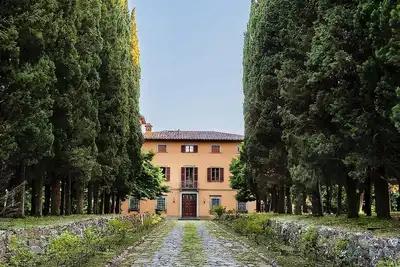 Image de Villa Baron avec parc et piscine à la frontière de la Toscane et de l'Ombrie