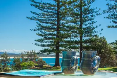Image de Perfectly Positioned Beachfront Apartment - très bien situé avec vue sur l'océan