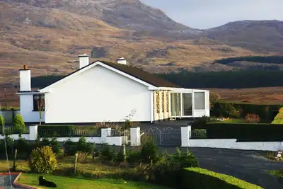 Image de Maison vue lac. Une base parfaite pour visiter l'ouest de l'Irlande.