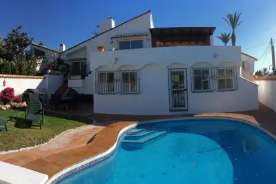Image de Superbe emplacement en bord de mer andalou avec piscine privée et jardin