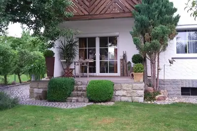 Image de Appartement 80 m² dans la belle vallée principale, grand jardin avec des sièges