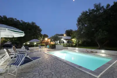 Image de Maison de campagne avec piscine et barbecue, toute la famille!