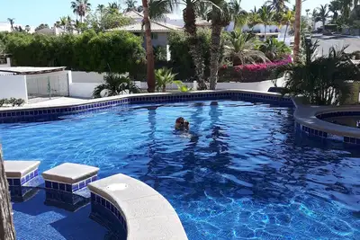 Image de paradis des golfeurs et à 5 min à pied de la plage. une chambre, condo au rez-de-chaussée